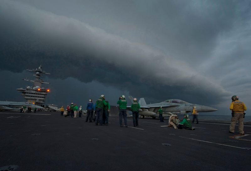 Illustration for article titled 18 terrifying photos of ships in trouble